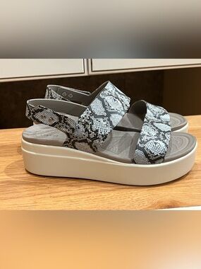 NWOT Crocs Women’s Brooklyn low wedge sandal in snake print